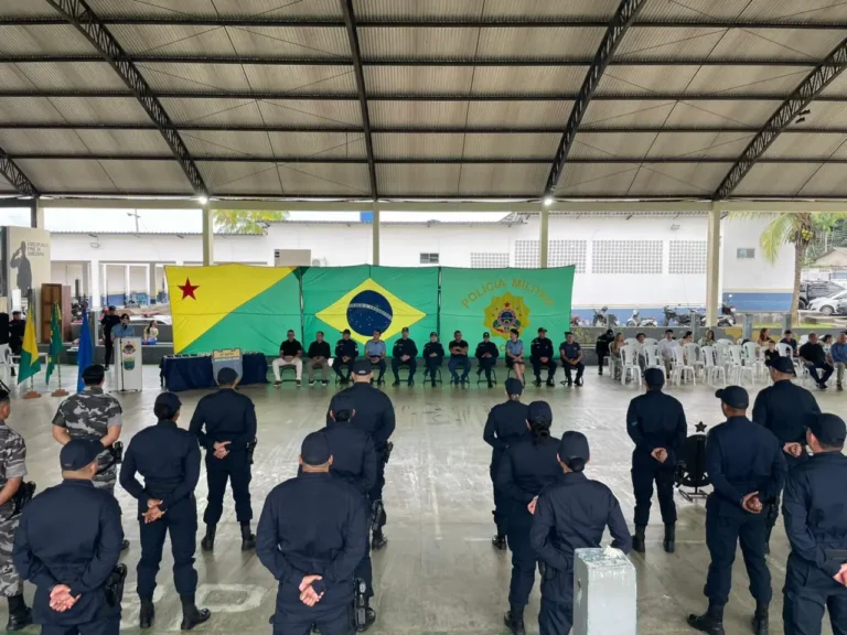 Solenidade em Cruzeiro do Sul homenageia policiais militares com entrega de medalhas