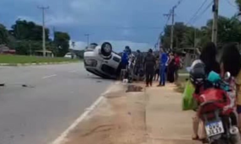 Carro capota na rotatória da Ac-405, em Cruzeiro do Sul