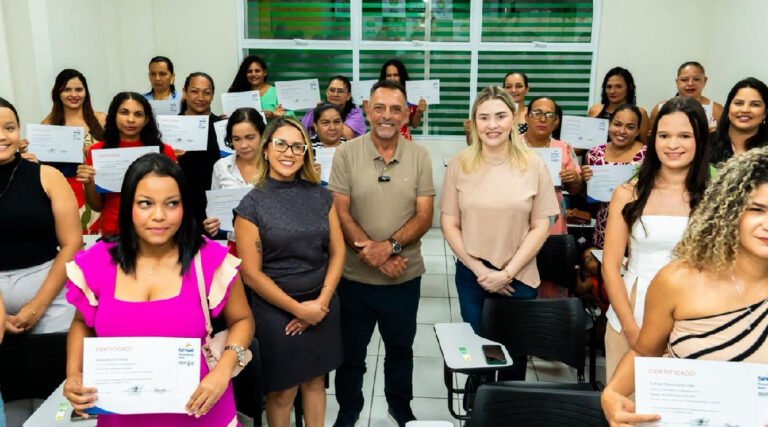 Barbary participa da entrega de certificados do Programa Impacta Mulher em Cruzeiro do Sul
