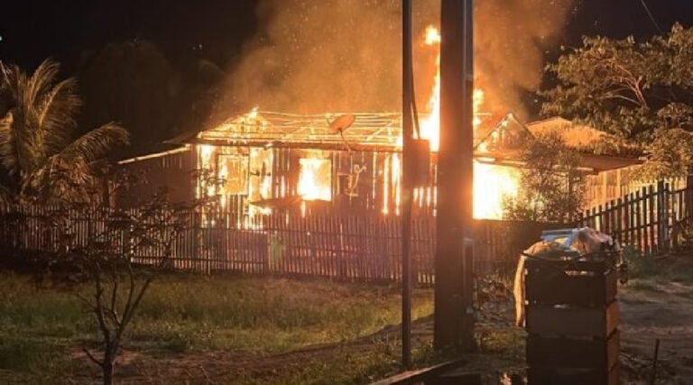 Incêndio destrói casa de madeira no centro de Porto Walter