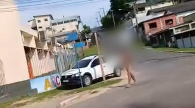 Homem em possível surto psicótico é visto andando nu pelo centro de Cruzeiro do Sul