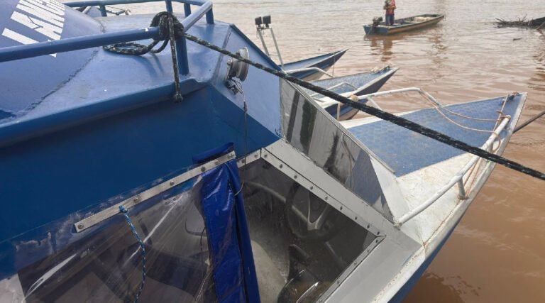 Com nível baixo do Rio Juruá, lanchas grandes são retiradas e rabetões mantêm transporte de passageiros