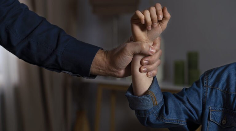 Mulher é ferida com gargalo de garrafa em caso de violência doméstica em Cruzeiro do Sul
