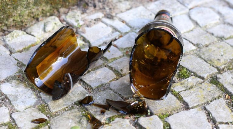 Após recusa de relação sexual, homem fura mulher com gargalo de garrafa, em Cruzeiro do Sul