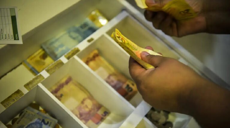 Caixa começa a liberar FGTS retido para quem aderiu ao saque-aniversário