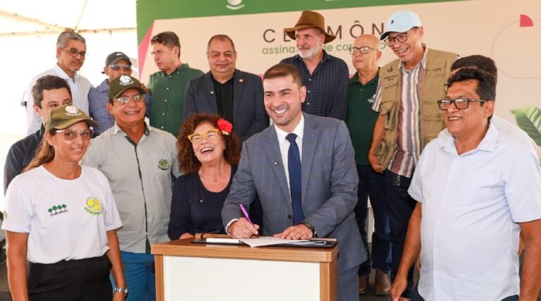 Governador em exercício, Nicolau Júnior prestigia assinatura de convênio para implantação duas indústrias de café