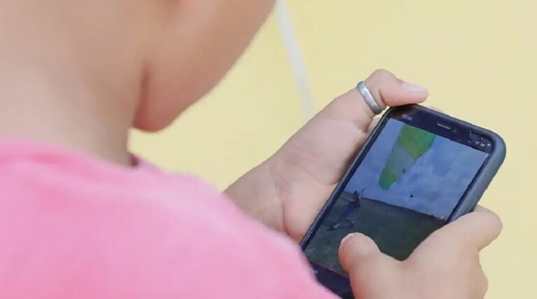 Ter celular aos 12 anos aumenta risco de obesidade, depressão e de dormir pouco, aponta estudo