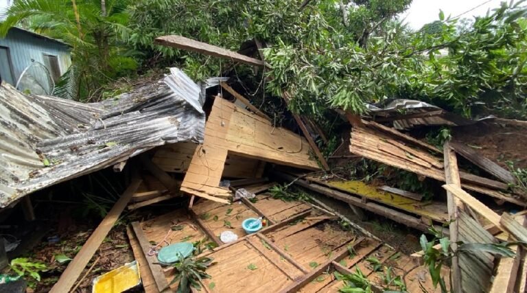Deslizamento destrói duas casas em bairro de Cruzeiro do Sul devido às chuvas intensas