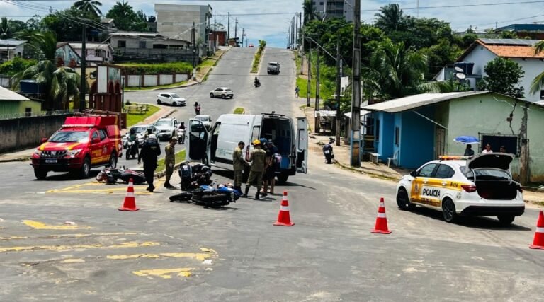 Colisão entre motocicletas deixa mulher ferida em rotatória de Cruzeiro do Sul