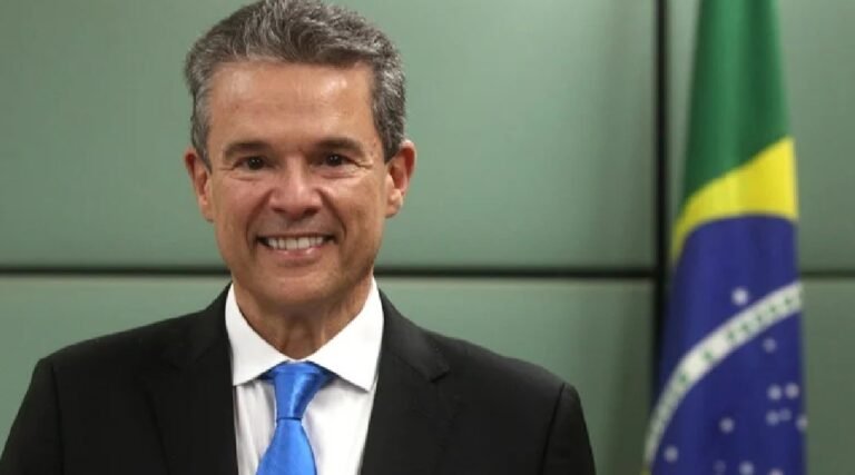 Ministro desmente promessa de casas e alerta pescadores sobre possível golpe no Acre