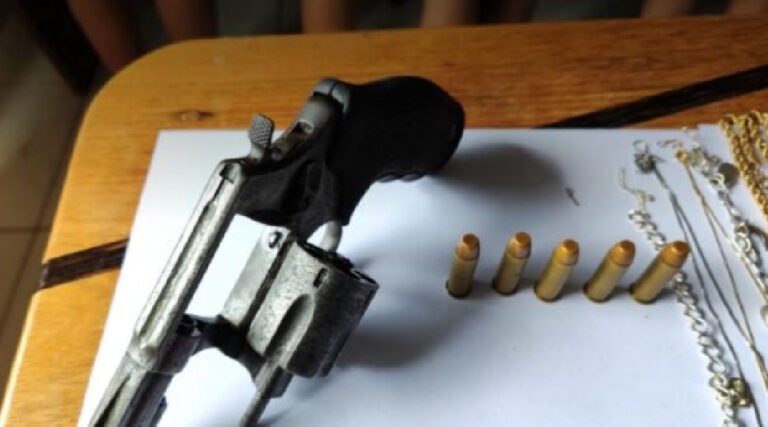 Polícia Militar prende suspeitos e apreende arma após furto a residência em Marechal Thaumaturgo