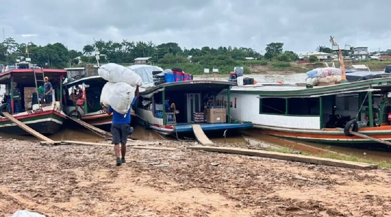 Rio Juruá marca 9,47 metros; navegadores avaliam movimento das águas e apontam dificuldades no porto de Cruzeiro do Sul