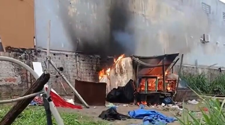 Confusão em terreno abandonado no Centro de Cruzeiro do Sul termina em incêndio e acionamento da PM e Bombeiros