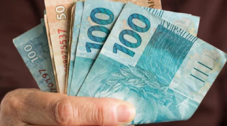 Trabalhadores recebem segunda parcela do 13º salário nesta sexta-feira; veja como calcular o valor