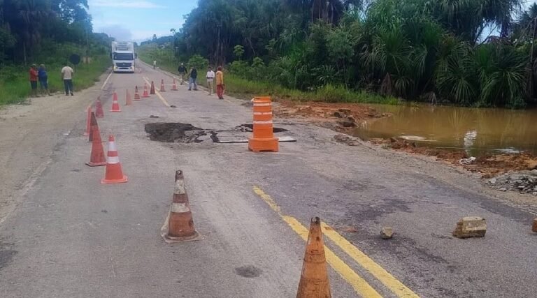 Trecho da BR-364 é liberado em sistema de pare e siga após cratera se abrir no Acre