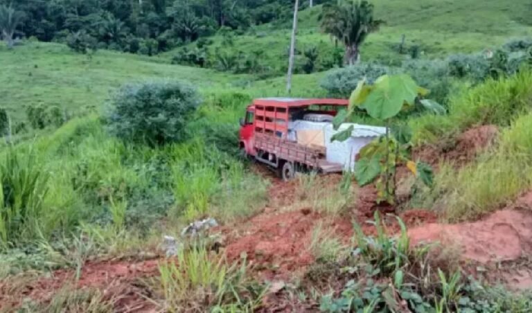 Caminhão sai da pista na BR-364 ao tentar desviar de buraco entre Sena Madureira e Manoel Urbano