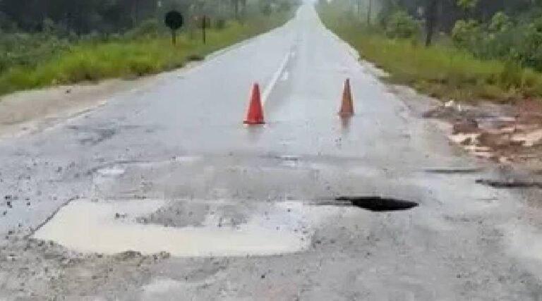 Buraco na BR-364 provoca interdição de trecho próximo à comunidade Santa Luzia