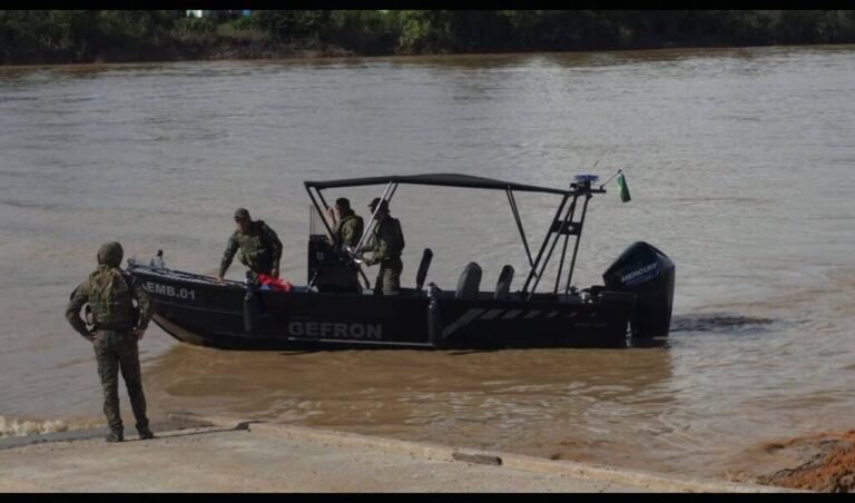 GEFRON recebe lancha de alta velocidade para reforçar policiamento fluvial na fronteira do Juruá.