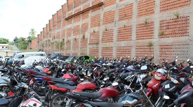Detran vai leiloar mais de 35 toneladas de sucata de veículos abandonados em Cruzeiro do Sul