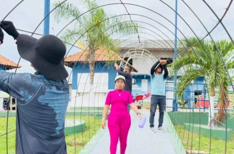 Porto Walter avança na preparação da decoração natalina para o Natal 2025