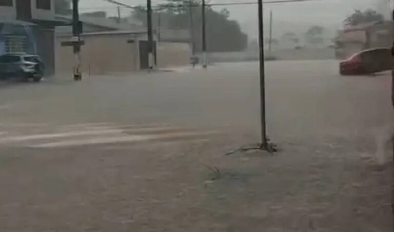 Rua fica alagada durante chuva intensa em Rio Branco