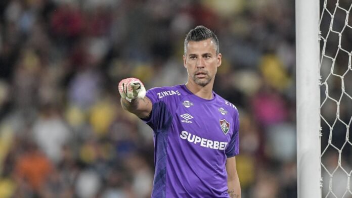 fluminense-anuncia-renovacao-com-fabio,-que-pode-chegar-ate-os-47-anos-em-atividade