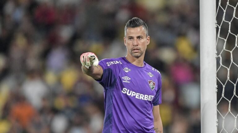 fluminense-anuncia-renovacao-com-fabio,-que-pode-chegar-ate-os-47-anos-em-atividade