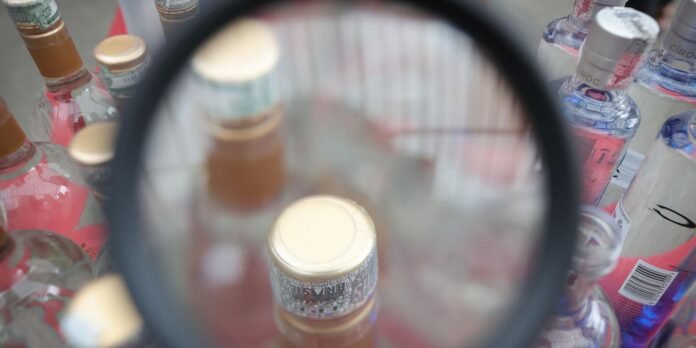 policia-faz-operacao-em-adega-suspeita-de-vender-bebida-adulterada policia-faz-operacao-em-adega-suspeita-de-vender-bebida-adulterada