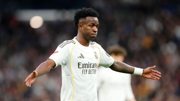 arbeloa-defende-vinicius-jr.-de-vaias-e-manda-recado-a-torcida-do-real-madrid: