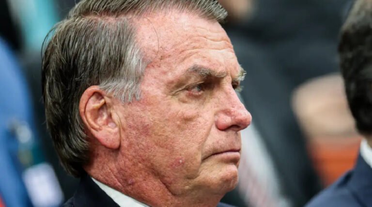 Bolsonaro recebe alta hospitalar e volta a cumprir pena na PF