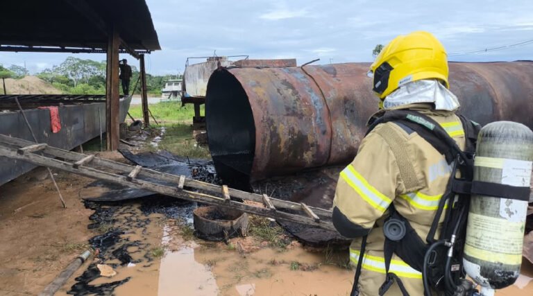 Incêndio em tanque com material inflamável mobiliza Corpo de Bombeiros,  em Cruzeiro do Sul