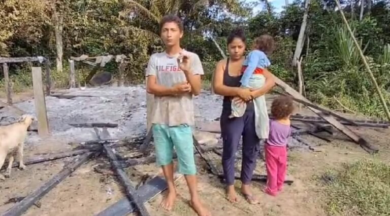 Família perde tudo após incêndio em casa no Seringal Lucânia, região da Foz do Mirim, zona rural de Cruzeiro do Sul