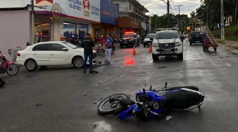 Colisão entre carro e moto deixa ferido em frente na Avenida Copacabana, em Cruzeiro do Sul