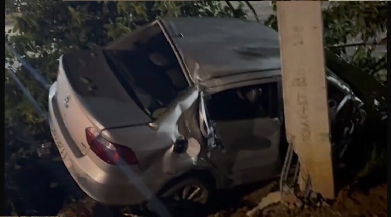 Colisão entre carro e moto mobiliza curiosos na região do Deracre, em Cruzeiro do Sul