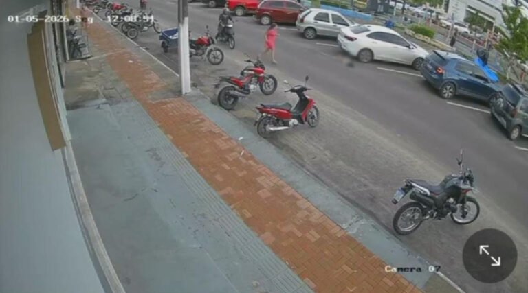 Criança fica ferida após acidente com motoboy no centro da cidade; vítima passa bem