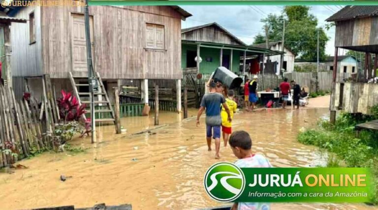 Com casas alagadas, moradores denunciam ausência da Prefeitura de Sena Madureira