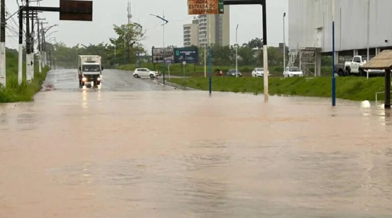 Chuva intensa provoca alagamentos em vários bairros e prejudica o trânsito em Rio Branco