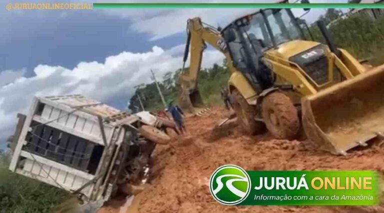 Caminhonete capota após cair em vala no Ramal 2, em Cruzeiro do Sul