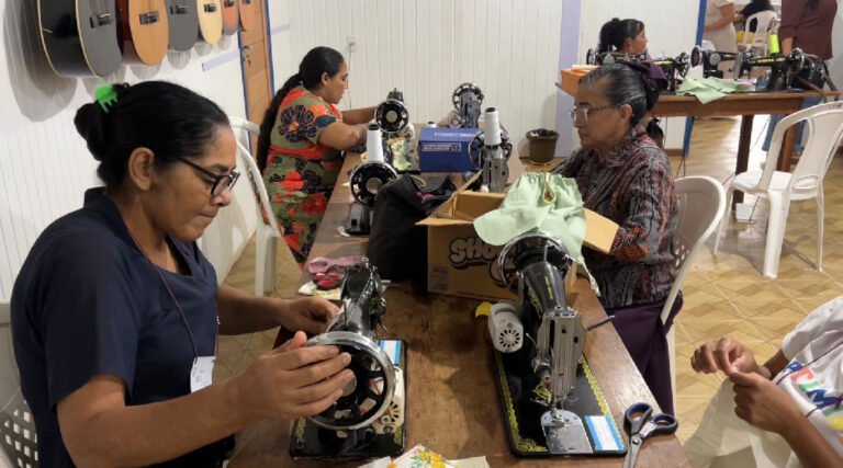 Curso de costura criativa fortalece mulheres de baixa renda em Cruzeiro do Sul