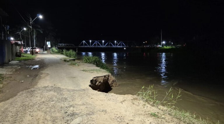 Defesa Civil interdita rua após erosão provocada pela cheia do Rio Acre em Brasiléia