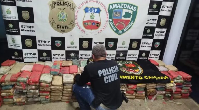 Polícia apreende cerca de meia tonelada de drogas enterradas em praia no interior do AM