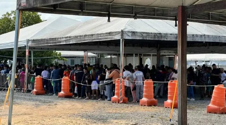 Atendimento a migrantes em Boa Vista registra fila após ataque dos EUA à Venezuela