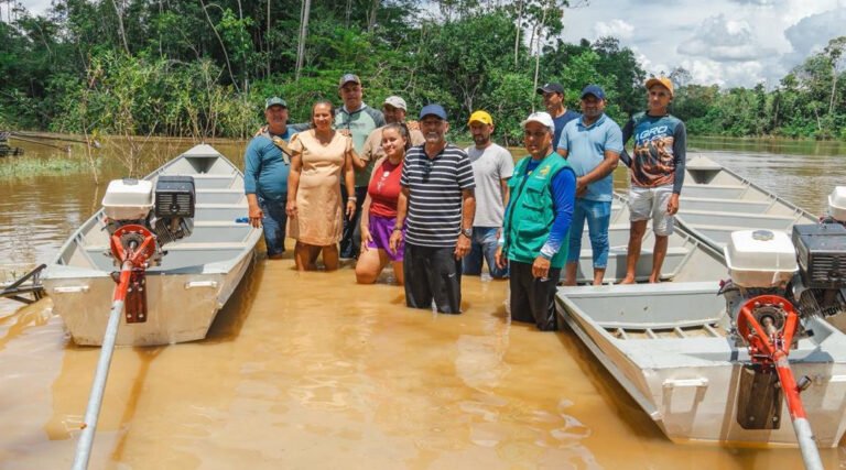 Zezinho Barbary entrega barcos motorizados a comunidades ribeirinhas de Mâncio Lima