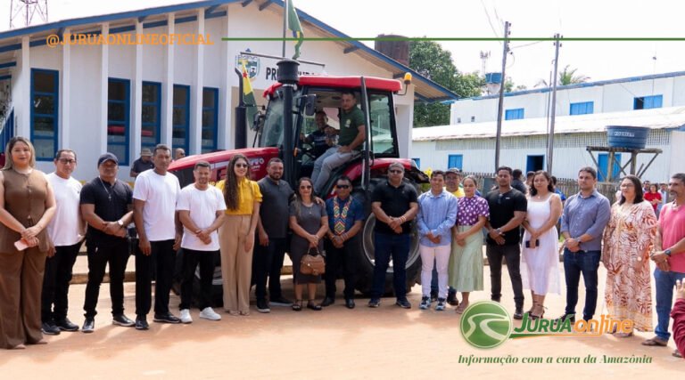Zezinho Barbary fortalece a agricultura com entrega de trator no Jordão