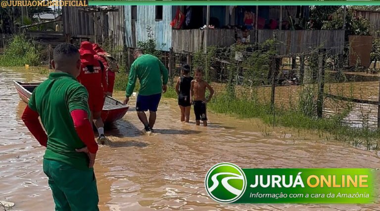 Bombeiros e Defesa Civil intensificam retirada de famílias atingidas pela cheia em Sena Madureira