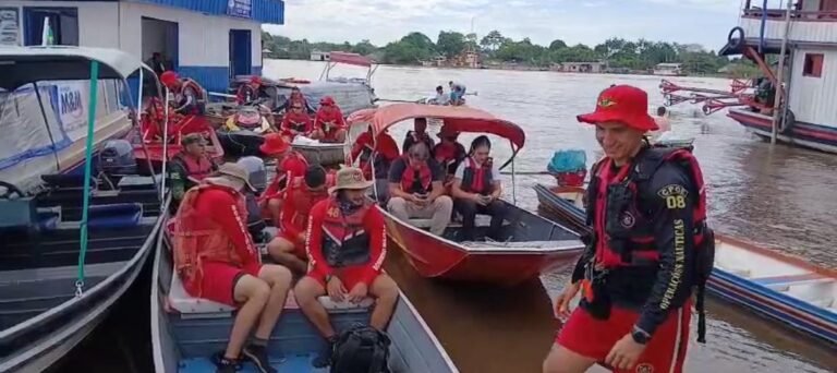 O Corpo de Bombeiros realiza treinamento de pilotagem para enfrentar a cheia do Rio Juruá