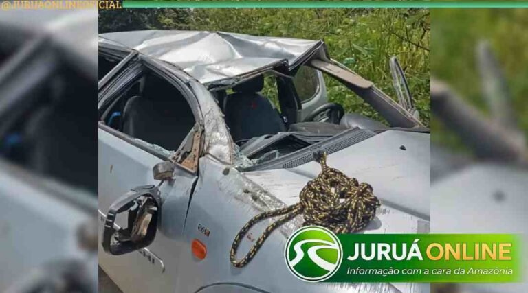 Caminhonete capota após passar por buraco na estrada da Variante, em Cruzeiro do Sul