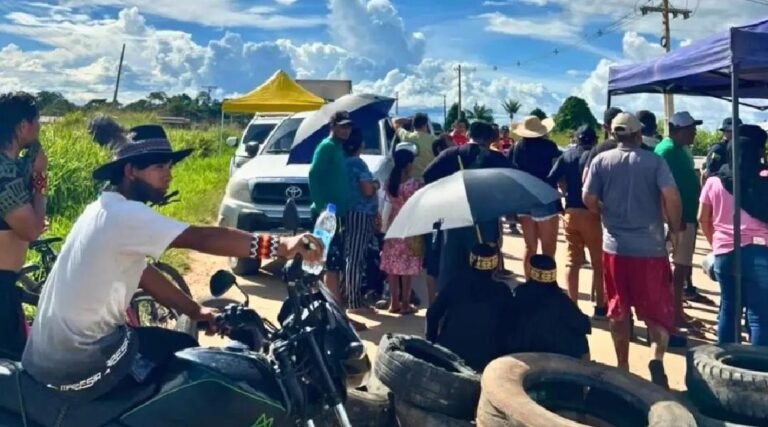 Manifestantes liberam passagem na BR-364 apenas para casos de saúde em Feijó