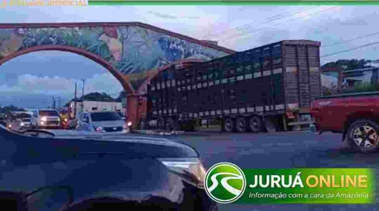 Caminhão boiadeiro atinge portal da Avenida Mâncio Lima e provoca danos à estrutura em Cruzeiro do Sul