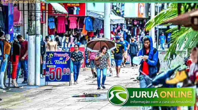 multidão no comercio